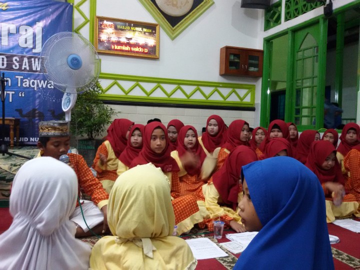 Menghadiri acara Peringatan Isra' Mi'raj Nabi Muhammad SAW pada tanggal, 16 April 2018 pada hari minggu di mesjid Nurul Iman