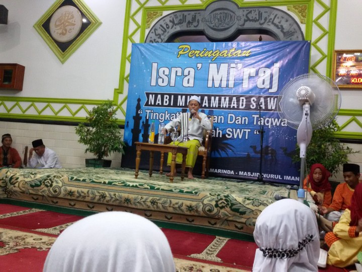 Menghadiri acara Peringatan Isra' Mi'raj Nabi Muhammad SAW pada tanggal, 16 April 2018 pada hari minggu di mesjid Nurul Iman