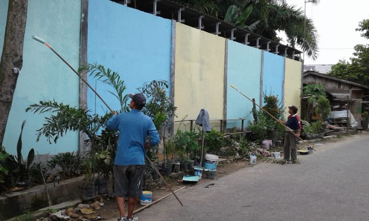 Menata kampung untuk mengikuti lomba HBS di jlan Trisari beserta masyarakat dan ketua RT Setempat pada hari Sabtu, 27 Oktober 2018.