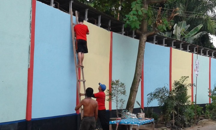 melanjut kan kegiatan gotong royong pada hari minggu di jl. trisari .