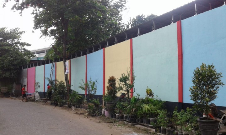 melanjut kan kegiatan gotong royong pada hari minggu di jl. trisari .