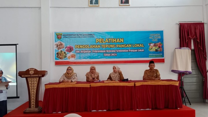 Praktek Pengolahan Tepung Pangan Lokal di Aula Kecamatan Samarinda Ulu