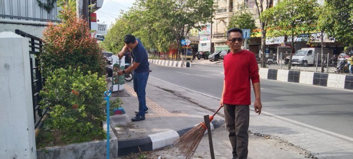 Bersih-bersih Dilingkungan Kantor Sidodadi