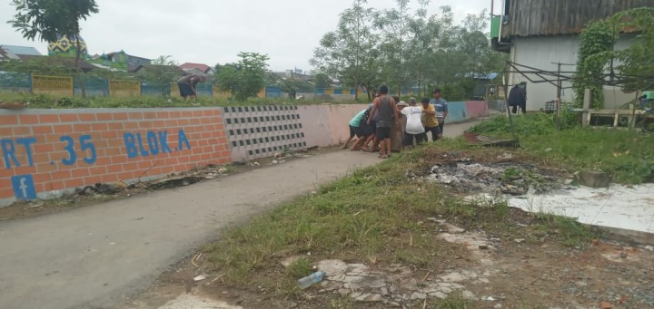Gotong Royong Kebersihan bantaran Sungai Karang Mumus Kel.Sidodadi Jl.Dr.Sutomo RT.31,32,33,3435 dan 36)