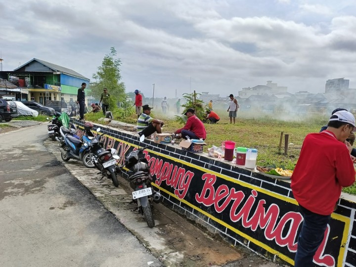 Gotong Royong Kebersihan bantaran Sungai Karang Mumus Kel.Sidodadi Jl.Dr.Sutomo RT.31,32,33,3435 dan 36)