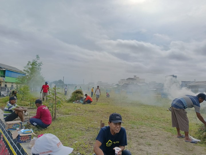 Gotong Royong Kebersihan bantaran Sungai Karang Mumus Kel.Sidodadi Jl.Dr.Sutomo RT.31,32,33,3435 dan 36)