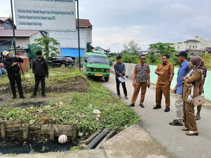Peninjauan patok batas hasil kegiatan normalisasi bantaran sungai karang mumus oleh pihak kelurahan Sidodadi dan BPKAD kota Samarinda