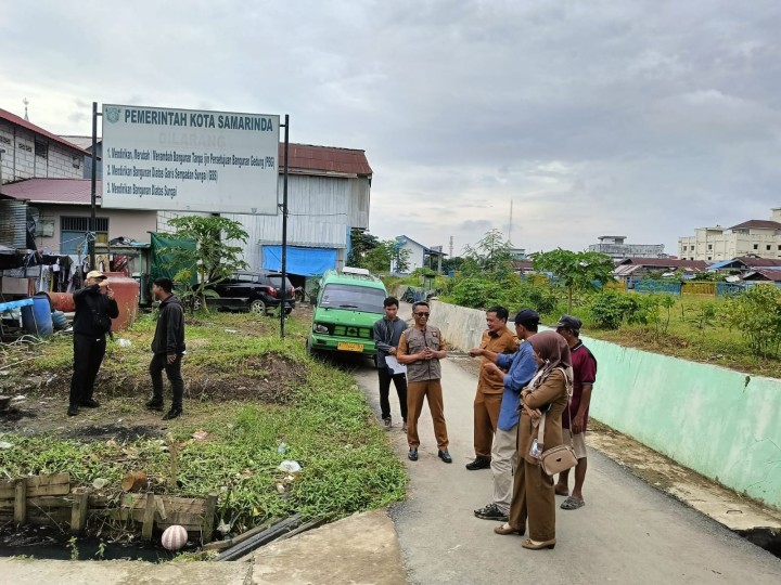 Peninjauan patok batas hasil kegiatan normalisasi bantaran sungai karang mumus oleh pihak kelurahan Sidodadi dan BPKAD kota Samarinda