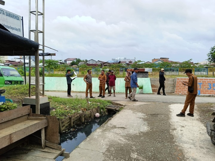 Peninjauan patok batas hasil kegiatan normalisasi bantaran sungai karang mumus oleh pihak kelurahan Sidodadi dan BPKAD kota Samarinda