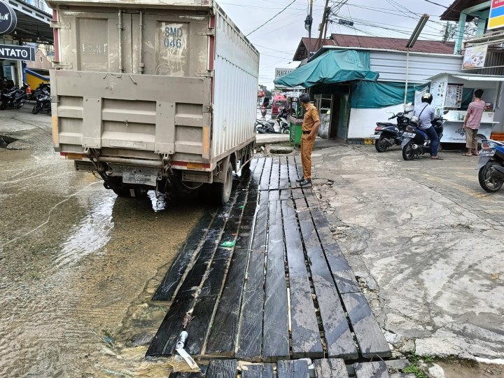 Pengecekan Perbaikan Saluran Drainnase Simpang Empat Jl.K.S.tubun-Jl.Pasudan