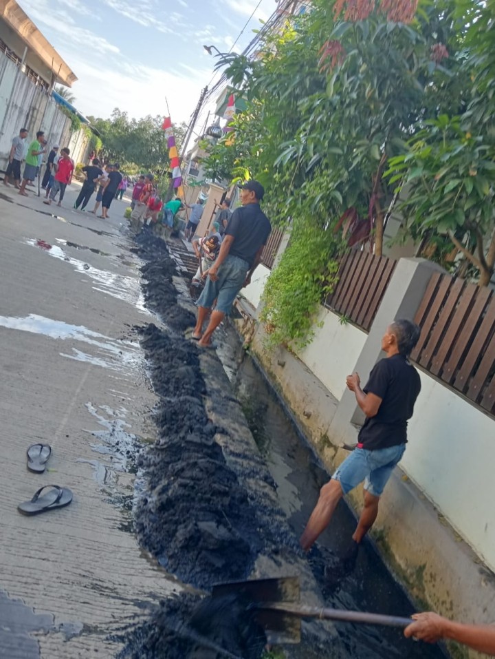 Gotong royong Jl.Trisari Rt.25 Kel.Sidodadi
