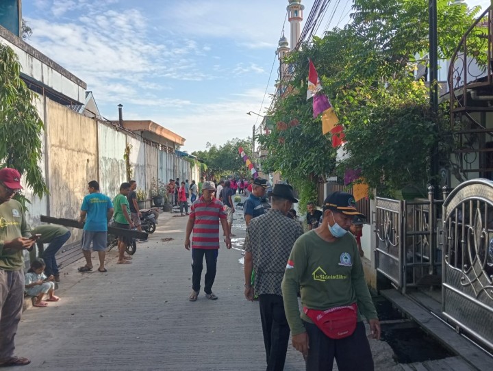 Gotong royong Jl.Trisari Rt.25 Kel.Sidodadi
