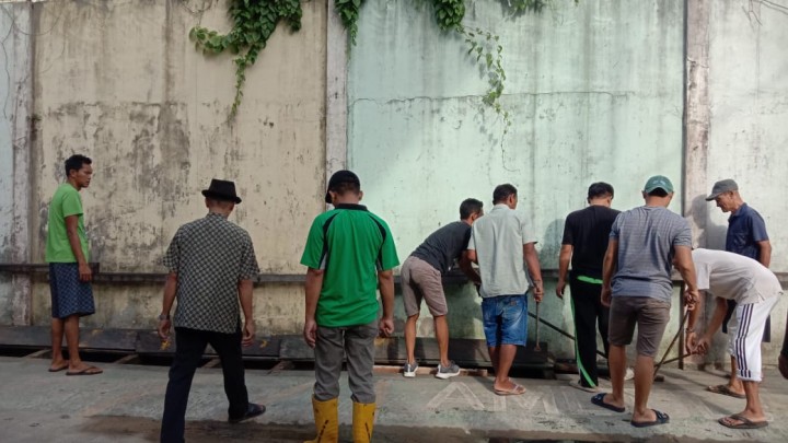 Gotong royong Jl.Trisari Rt.25 Kel.Sidodadi
