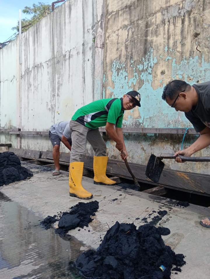 Gotong royong Jl.Trisari Rt.25 Kel.Sidodadi