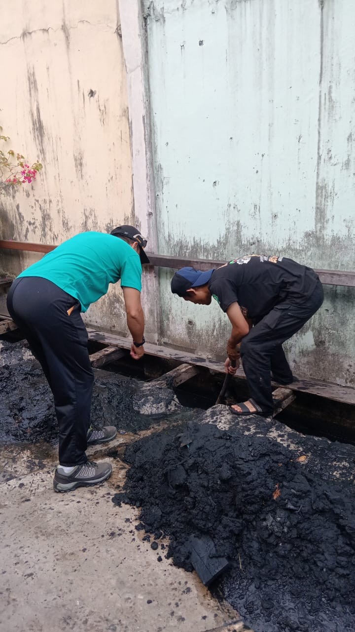 Gotong royong Jl.Trisari Rt.25 Kel.Sidodadi