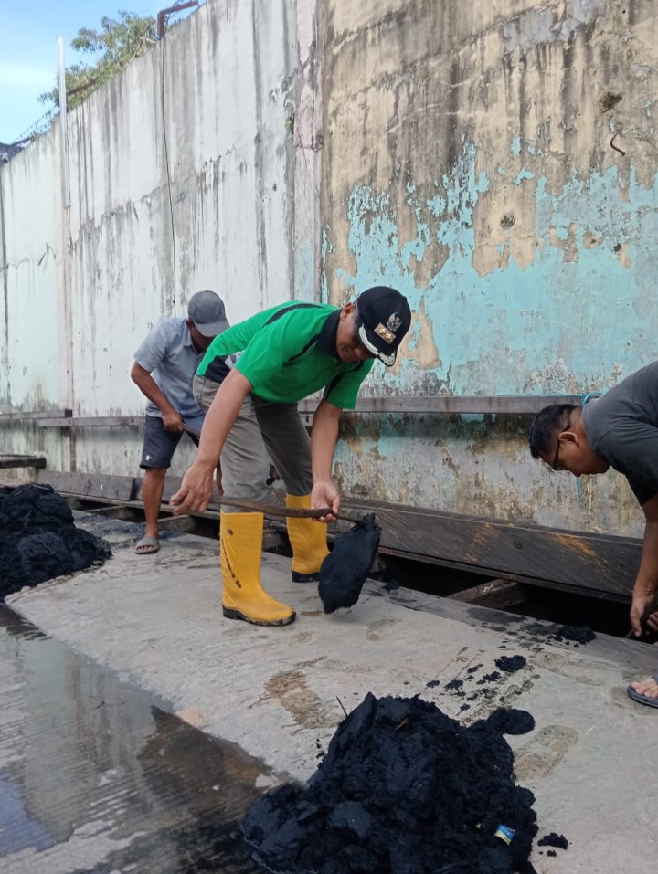 Gotong royong Jl.Trisari Rt.25 Kel.Sidodadi