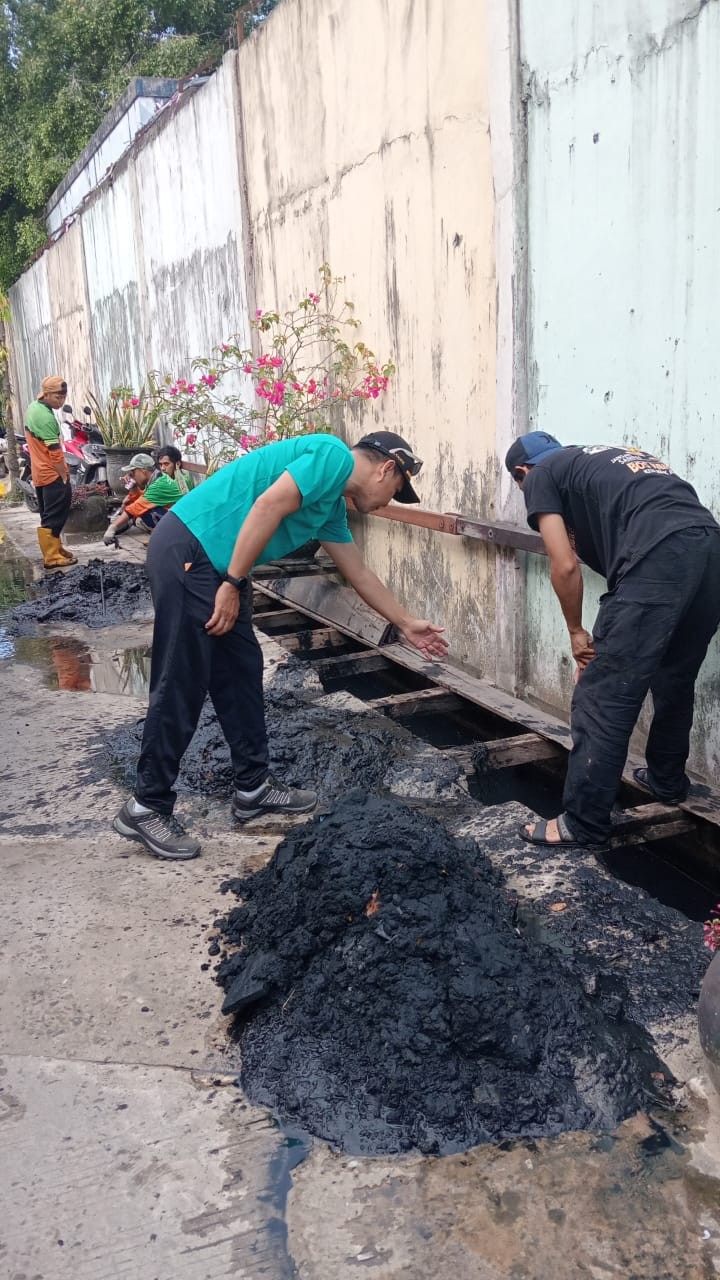 Gotong royong Jl.Trisari Rt.25 Kel.Sidodadi