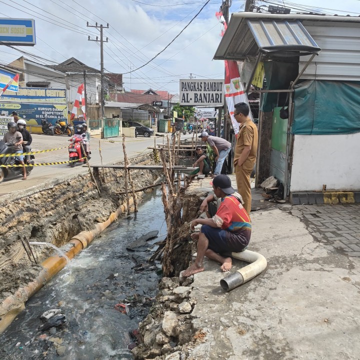 Pekerjaan perbaikan gorong-gorong Jl.K.S.tubun