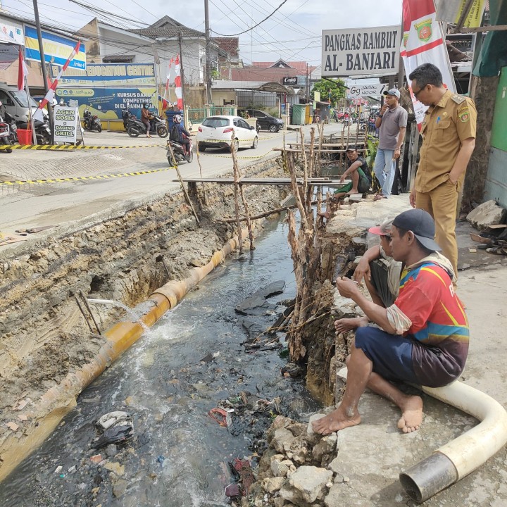 Pekerjaan perbaikan gorong-gorong Jl.K.S.tubun