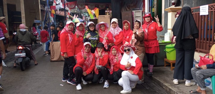 kerja bakti di lingkungan Rt.48 dan jalan santai rangkaian Hut RI