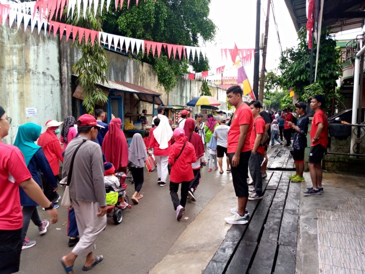 kerja bakti di lingkungan Rt.48 dan jalan santai rangkaian Hut RI