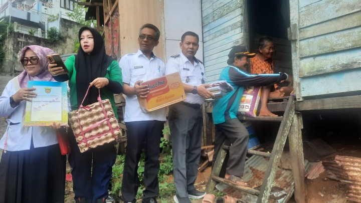 Penyerahan bantuan warga miskin extrim.di rt 48