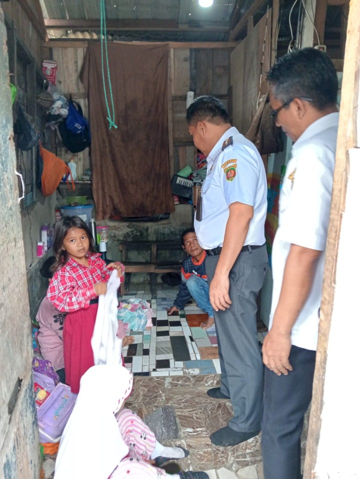 Penyerahan bantuan warga miskin extrim.di rt 48