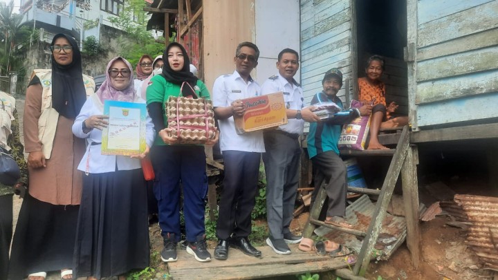 Penyerahan bantuan warga miskin extrim.di rt 48