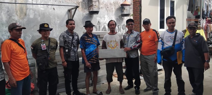 Serah Terima Bantuan Badan Penanggulanggan Bencana dan Kebakaran Kota Samarinda Korban Longsor di RT.21 Kel.Sidodadi