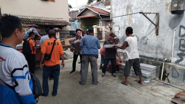 Serah Terima Bantuan Badan Penanggulanggan Bencana dan Kebakaran Kota Samarinda Korban Longsor di RT.21 Kel.Sidodadi