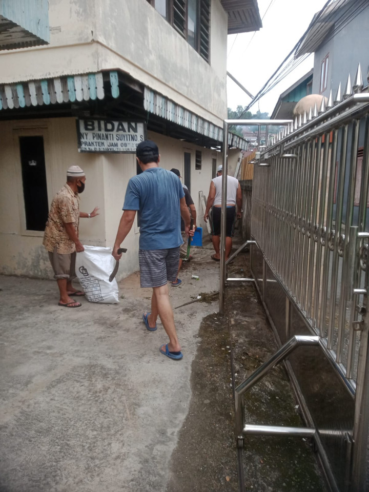 Kegiatan Gotong Royong di Lingkungan Kecamatan Samarinda Ilir Tahun 2024