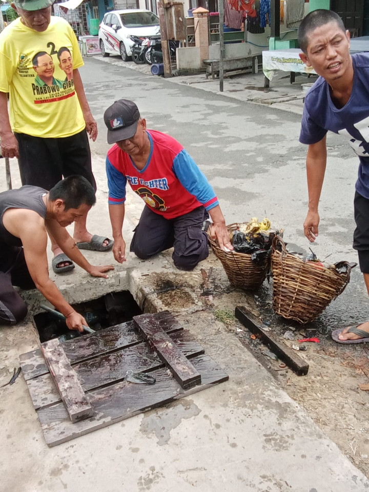 Kegiatan Gotong Royong di Lingkungan Kecamatan Samarinda Ilir Tahun 2024