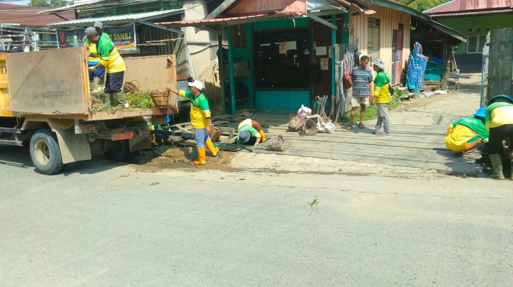 Kegiatan Gotong Royong di Lingkungan Kecamatan Samarinda Ilir Tahun 2024