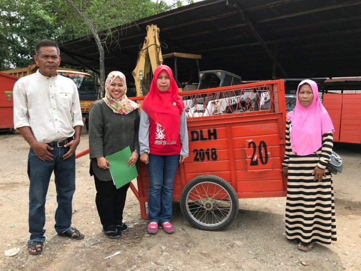 Serah Terima Gerobak Sampah dari Dinas Lingkungan Hidup Kota Samarinda untuk Kelurahan Sidomulyo khsusnya ke Petugas Lingkungan RT.23 dan RT.33