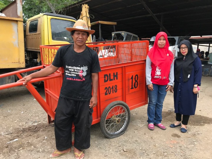 Serah Terima Gerobak Sampah dari Dinas Lingkungan Hidup Kota Samarinda untuk Kelurahan Sidomulyo khsusnya ke Petugas Lingkungan RT.23 dan RT.33