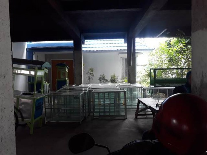 Serah terima bantuan etalase dan gerobak rombong kepada kelompok usaha kampung wadai RT.3, 7,12,23, 15,21 dan 23 di kelurahan Sidomulyo oleh Dinas Perdagangan kota Samarinda