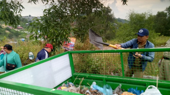 Kerja Bakti di Puncak Kuburan Cina Jalan Gerilya....