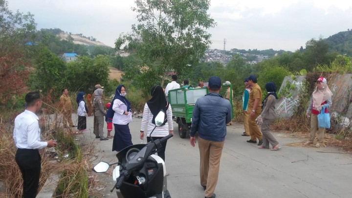 Kerja Bakti di Puncak Kuburan Cina Jalan Gerilya....