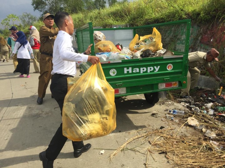 Kerja Bakti di Puncak Kuburan Cina Jalan Gerilya....