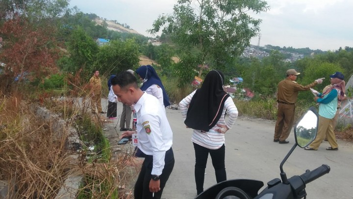 Kerja Bakti di Puncak Kuburan Cina Jalan Gerilya....