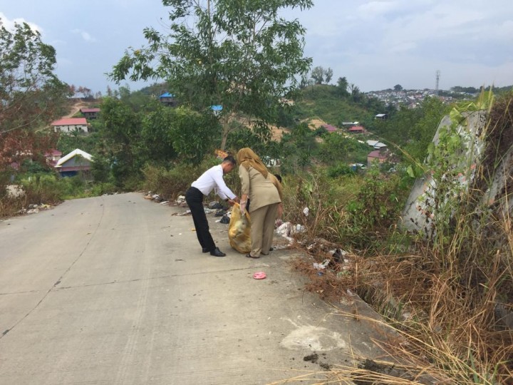 Kerja Bakti di Puncak Kuburan Cina Jalan Gerilya....