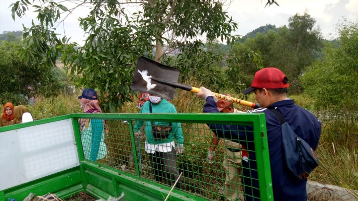 Kerja Bakti di Puncak Kuburan Cina Jalan Gerilya....