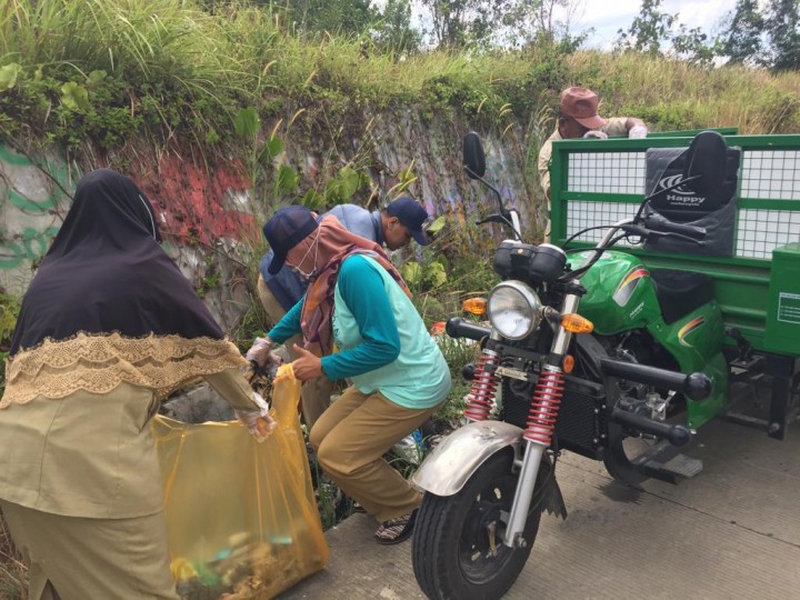 Kerja Bakti di Puncak Kuburan Cina Jalan Gerilya....