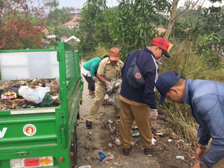 Kerja Bakti di Puncak Kuburan Cina Jalan Gerilya....