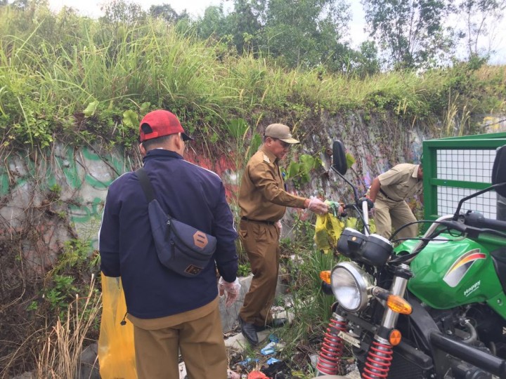 Kerja Bakti di Puncak Kuburan Cina Jalan Gerilya....
