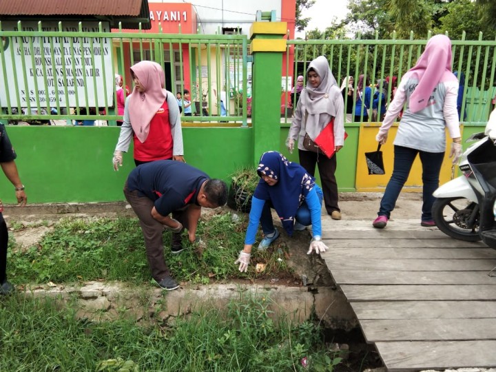 Kerja Bakti di TK Handayani Jl. Urip Sumoharjo ex.Kebaktian dalam Rangka Mengikuti Lomba Sekolah Tingkat Kecamatan