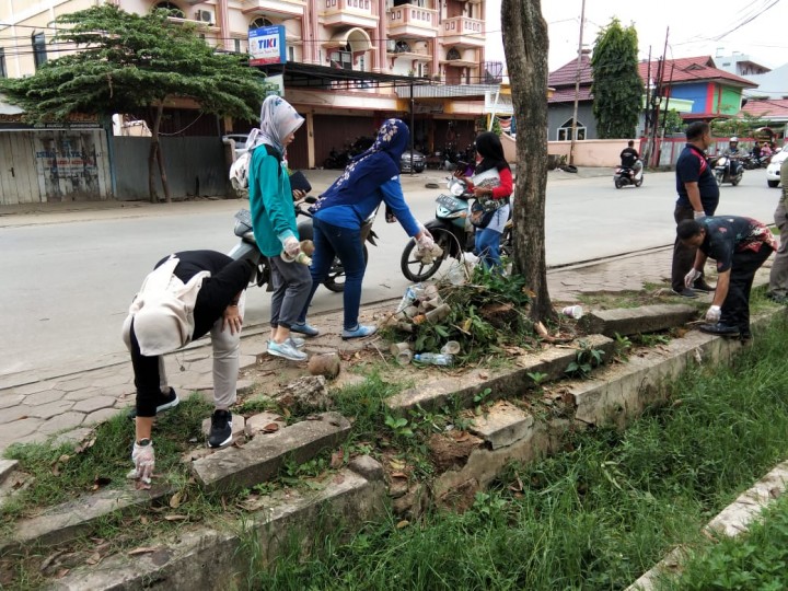 Kerja Bakti di TK Handayani Jl. Urip Sumoharjo ex.Kebaktian dalam Rangka Mengikuti Lomba Sekolah Tingkat Kecamatan