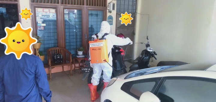 Giat Penyemprotan Disinfektan Ke Rumah Warga Oleh Satgas COvid Kelurahan