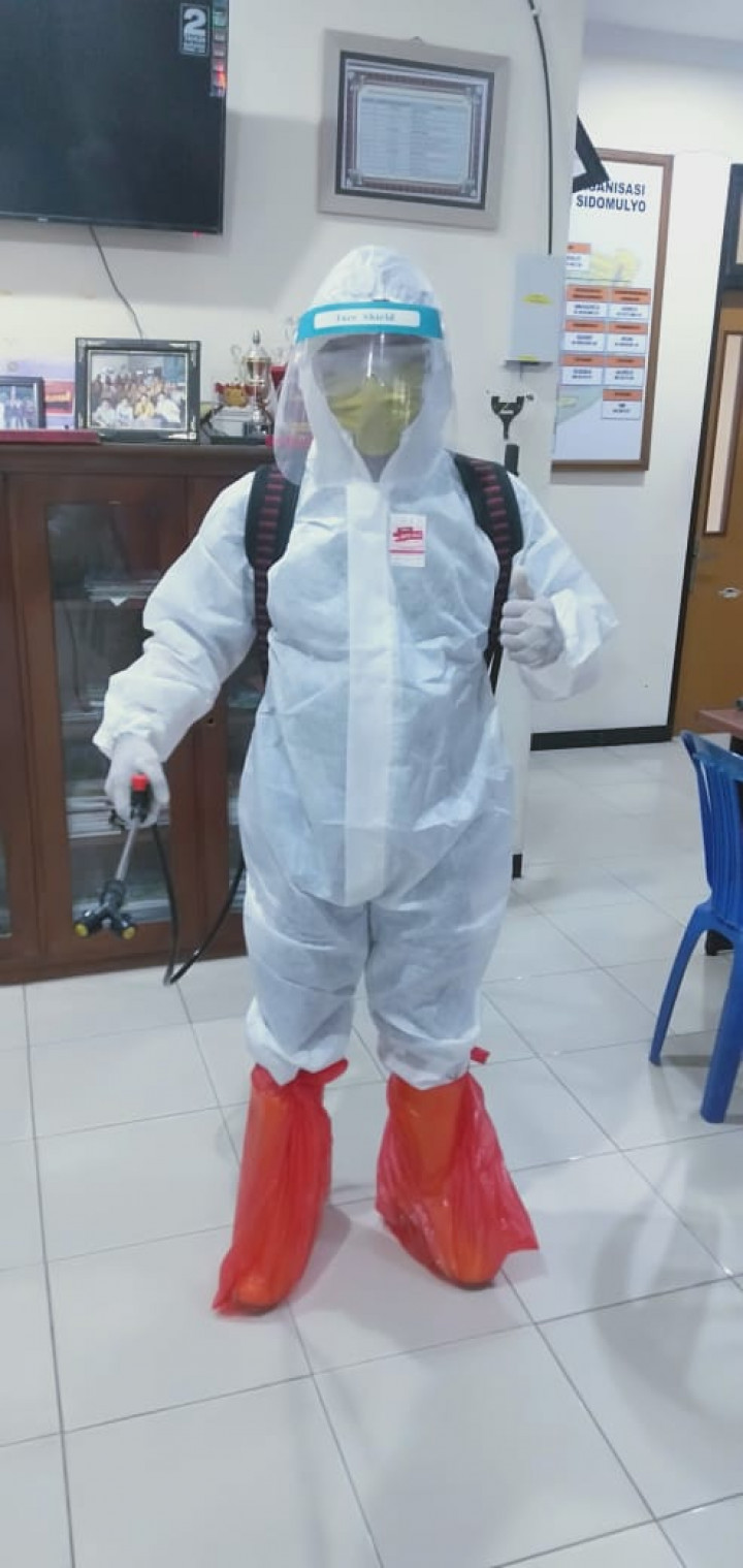 Giat Penyemprotan Disinfektan Ke Rumah Warga Oleh Satgas COvid Kelurahan