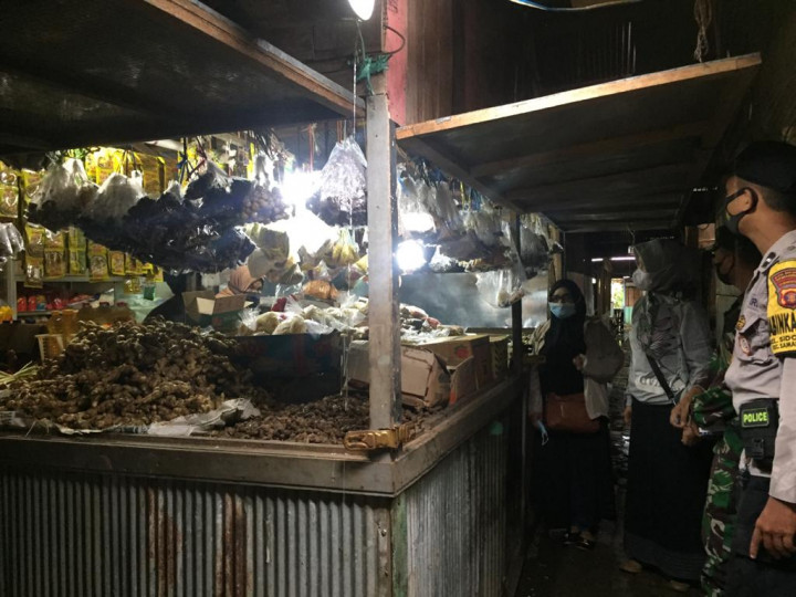 Yustisi Dan Sosialisasi Prokes Pasar Kehewanan